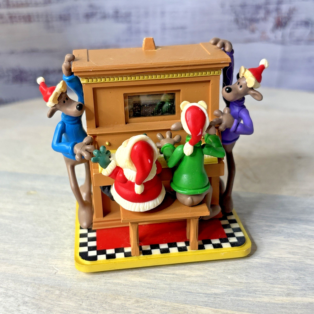 2004 Hallmark Keepsake Kris and the Kringles 4 Player Piano Music Motion Box Wor